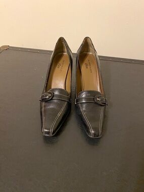 Anne Klein IFlex Black Leather Pointed Toe Buckle Pumps w/Contrast Top Stitching
